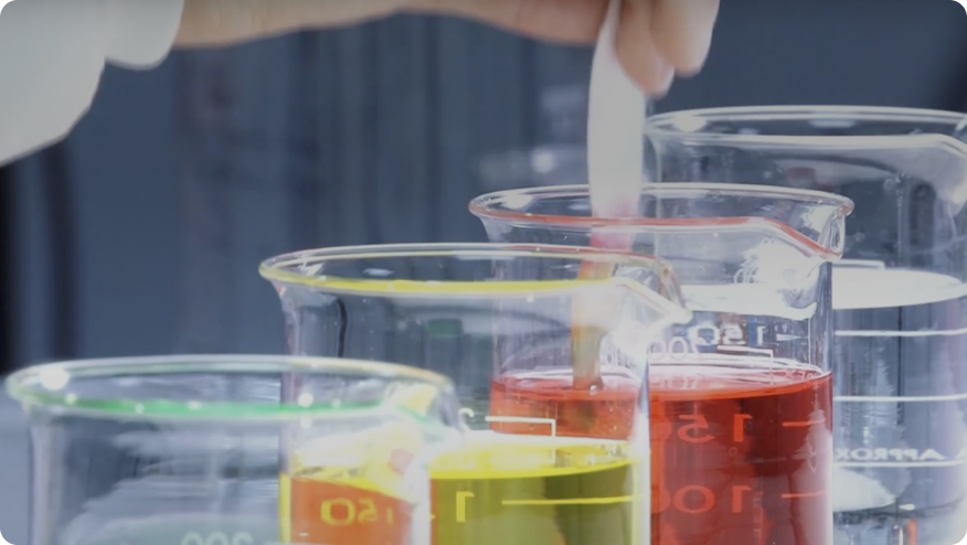 un grupo de vasos de plástico con líquido en ellos