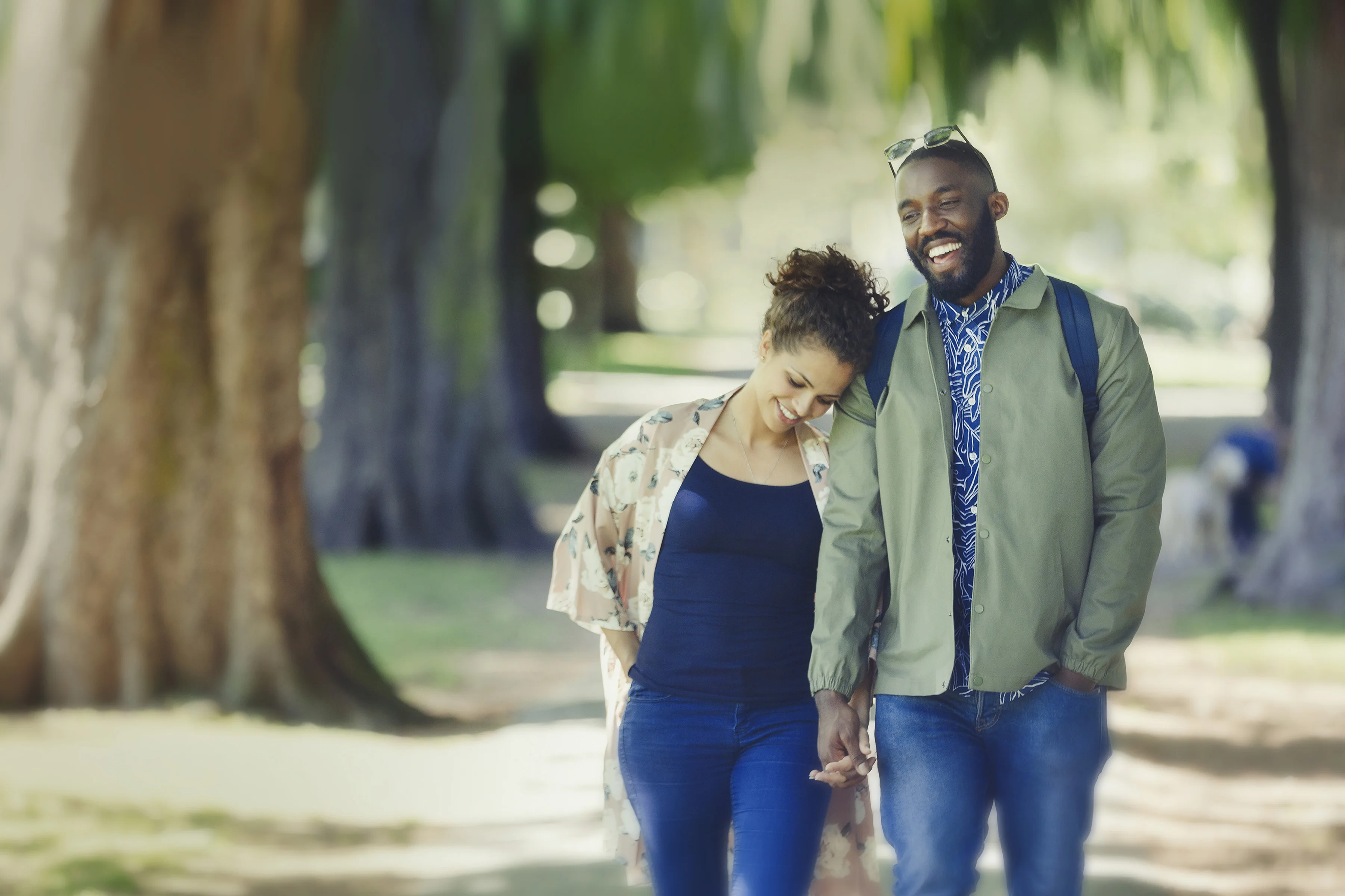Un hombre y una mujer caminando