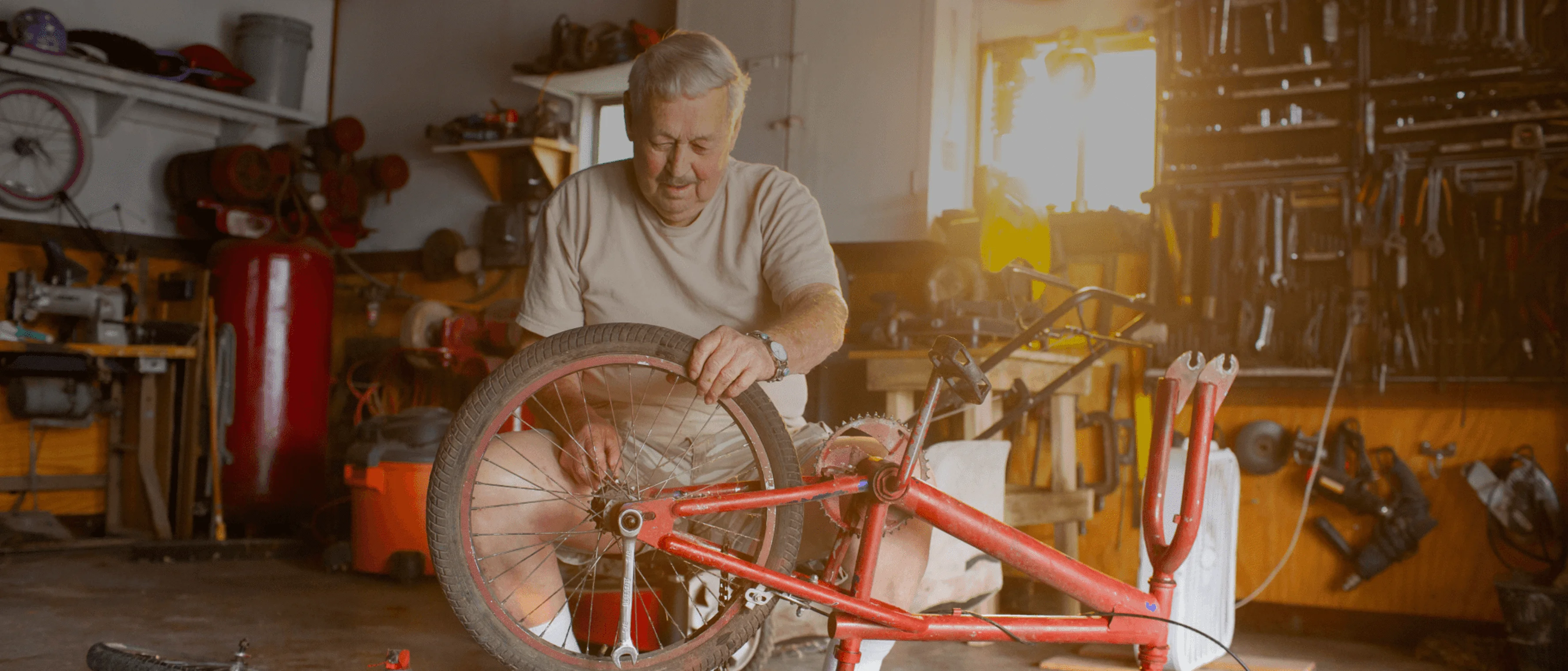 Una persona trabajando en una bicicleta