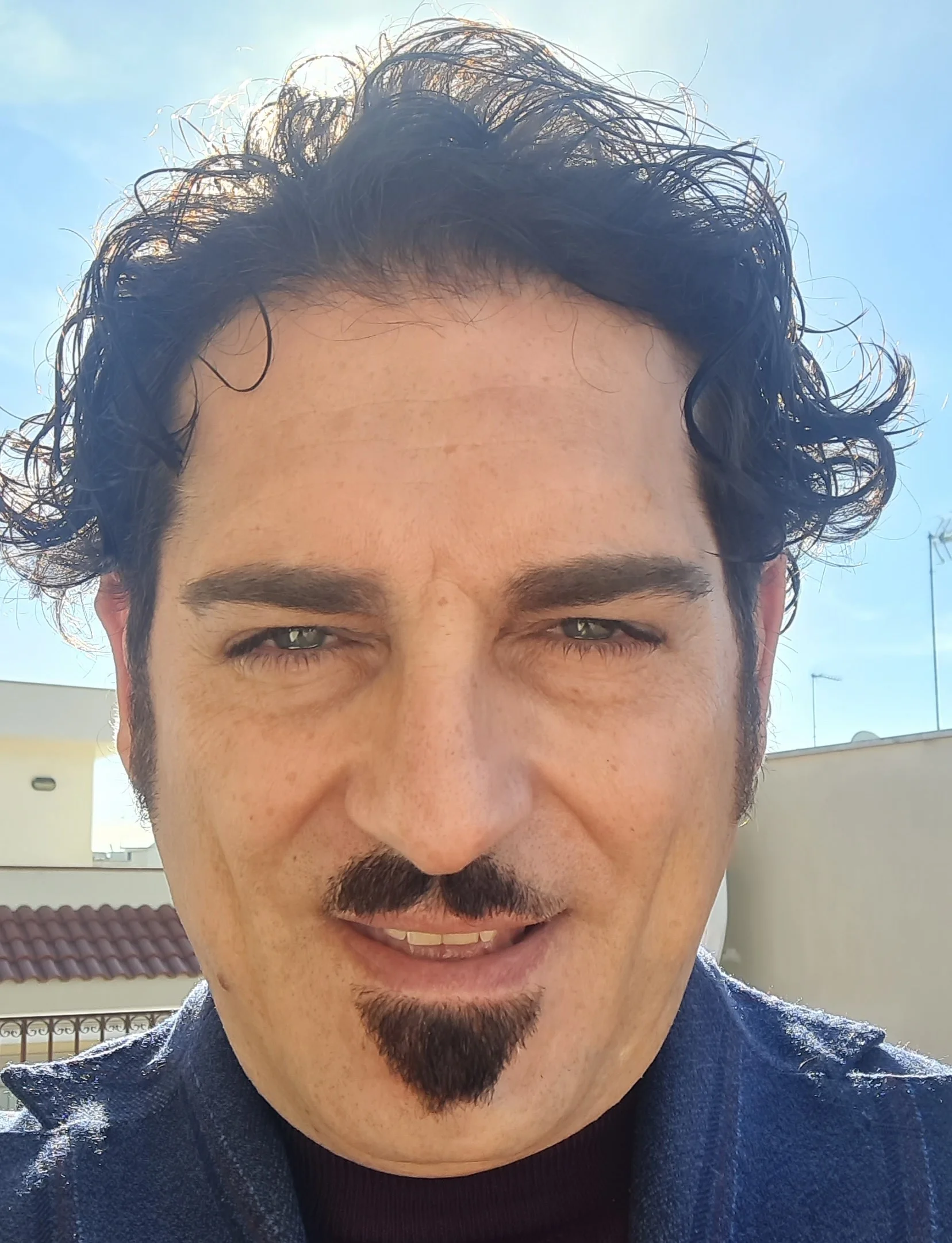 口ひげを生やした男