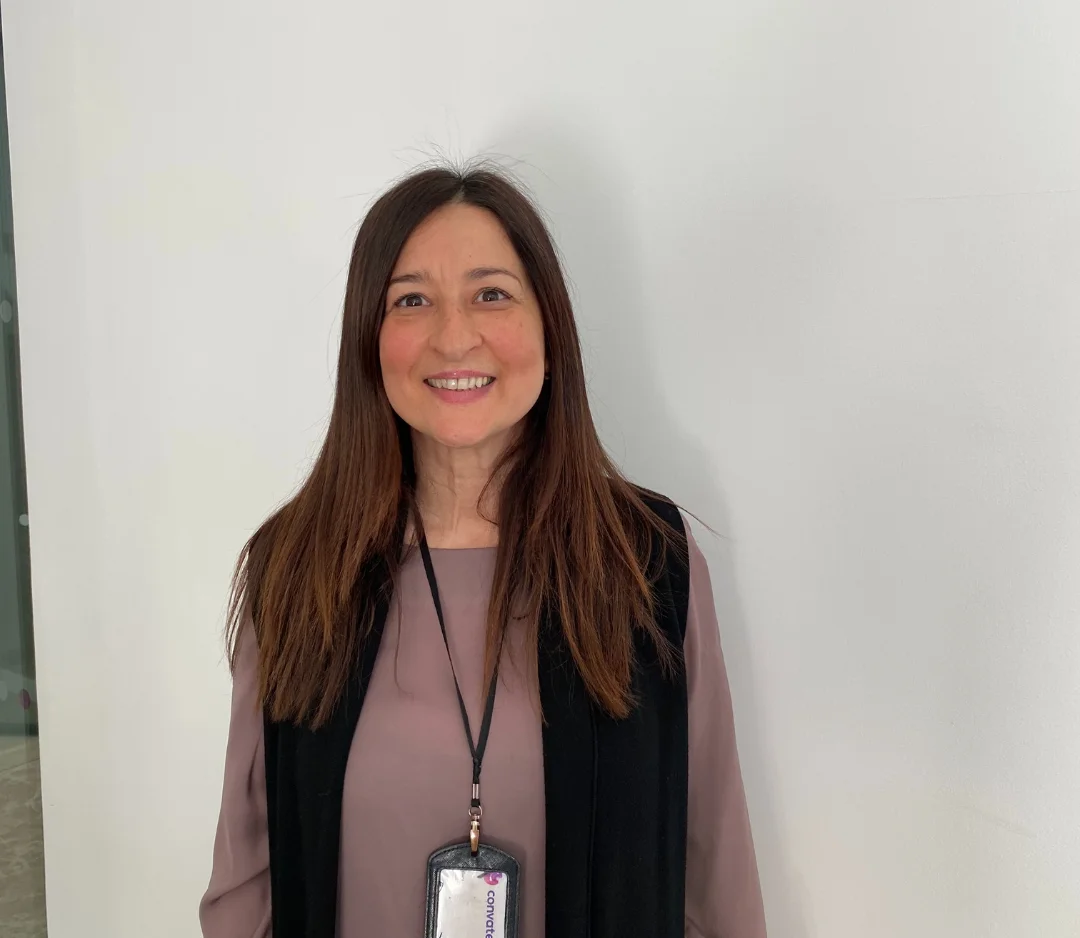 カメラに向かって微笑む女性