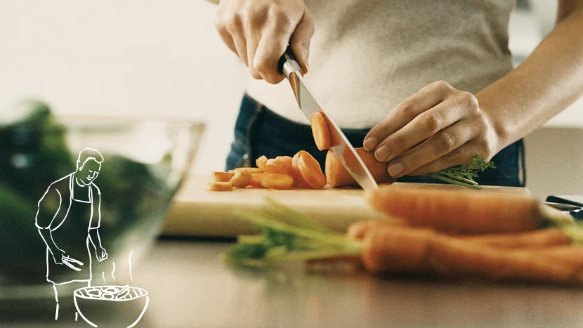 Persona cocinando una comida