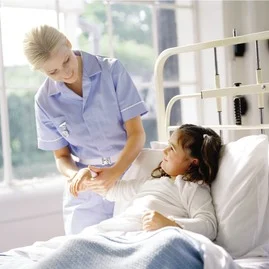 患者をケアする医師