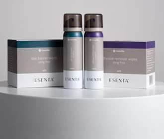 Un grupo de productos de maquillaje en una estantería