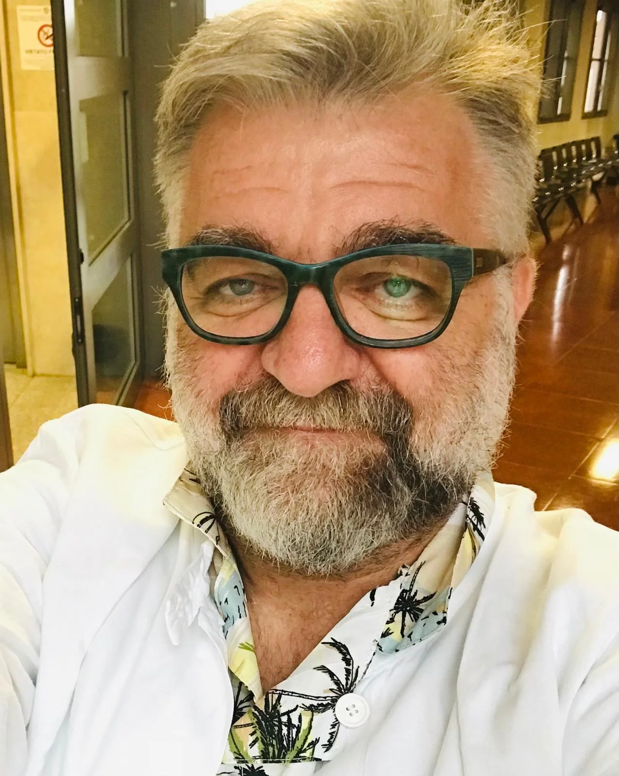 ひげを生やし、眼鏡をかけた男