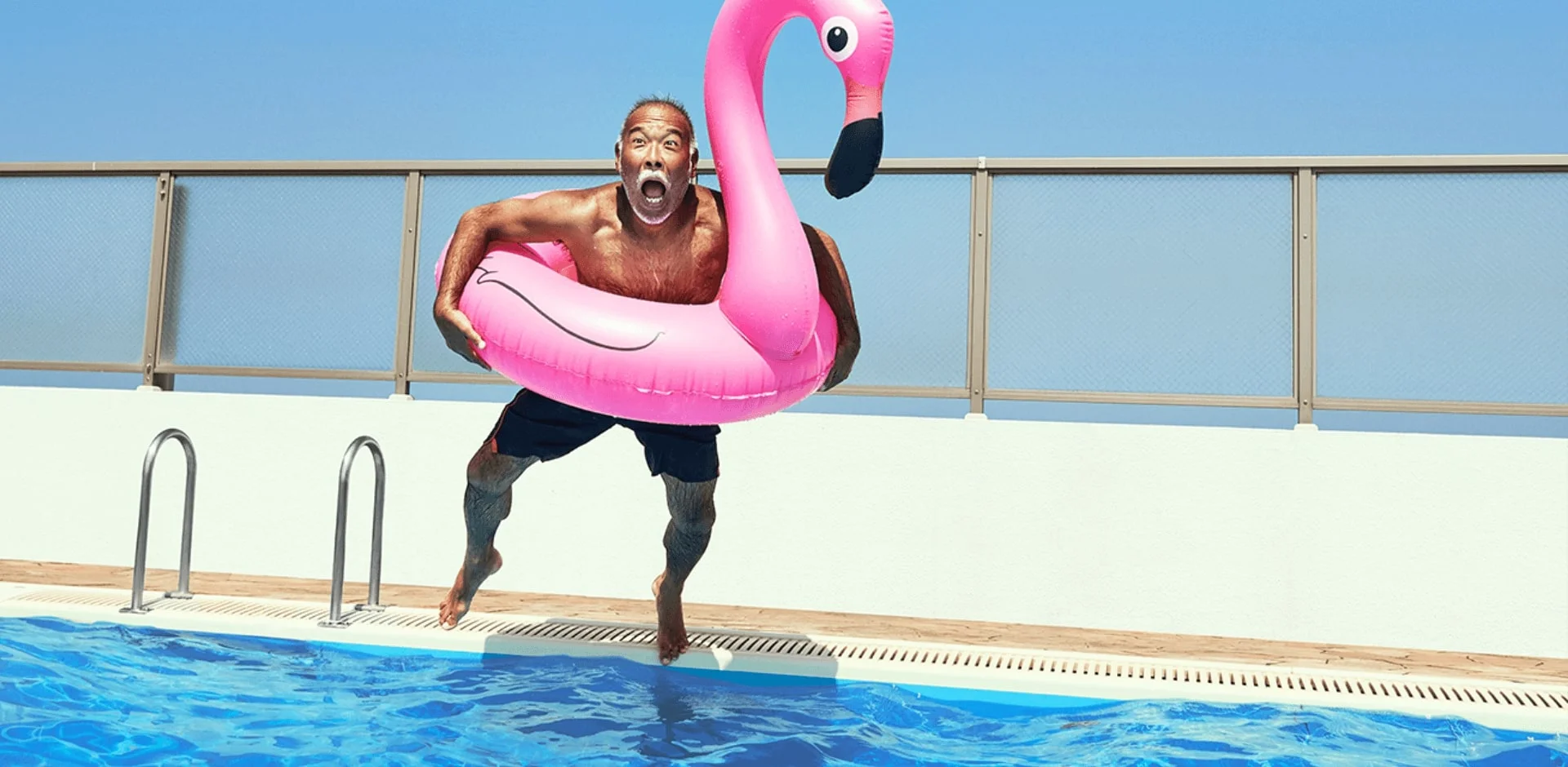 una persona saltando a una piscina