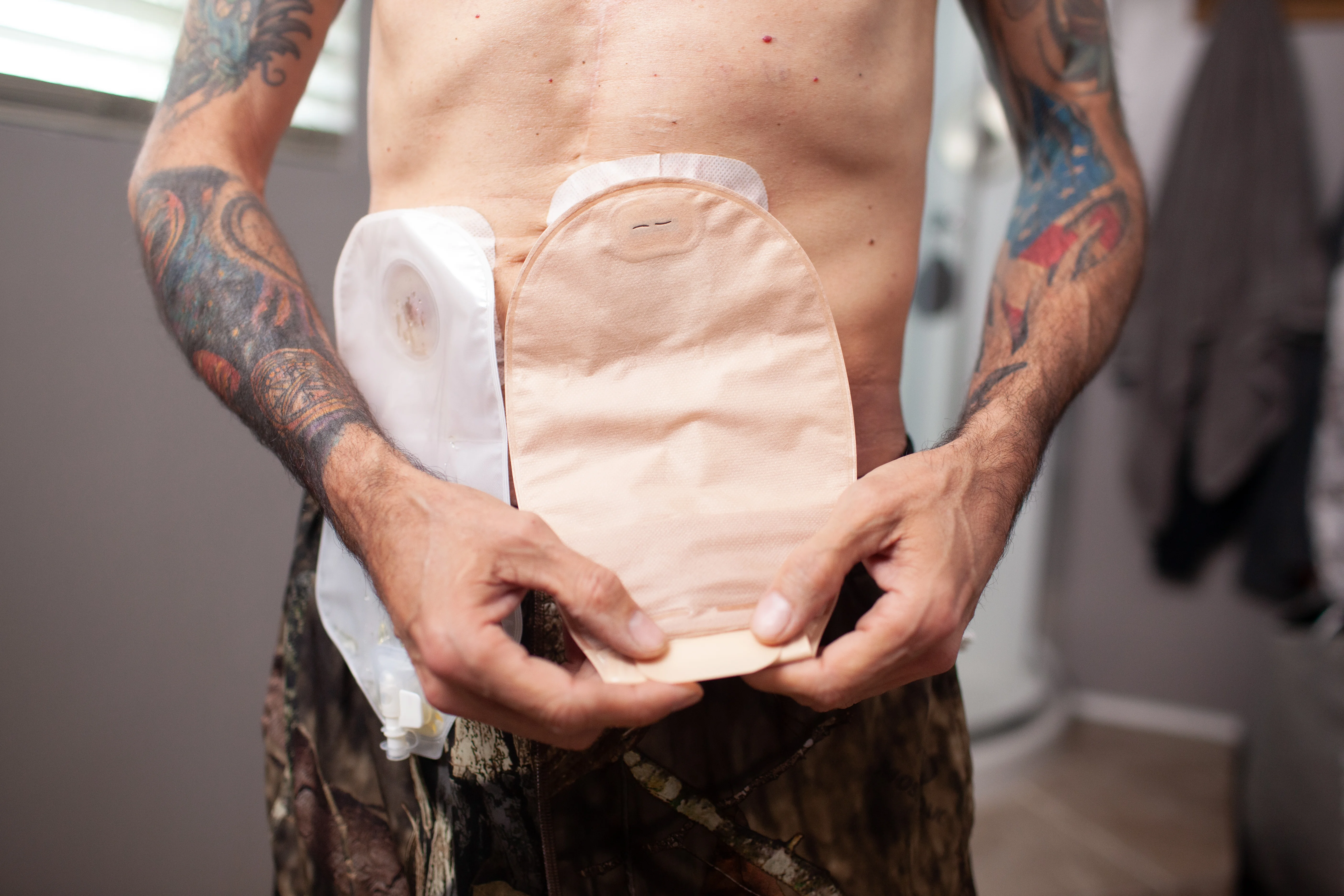 un hombre con tatuajes sosteniendo un tatuaje
