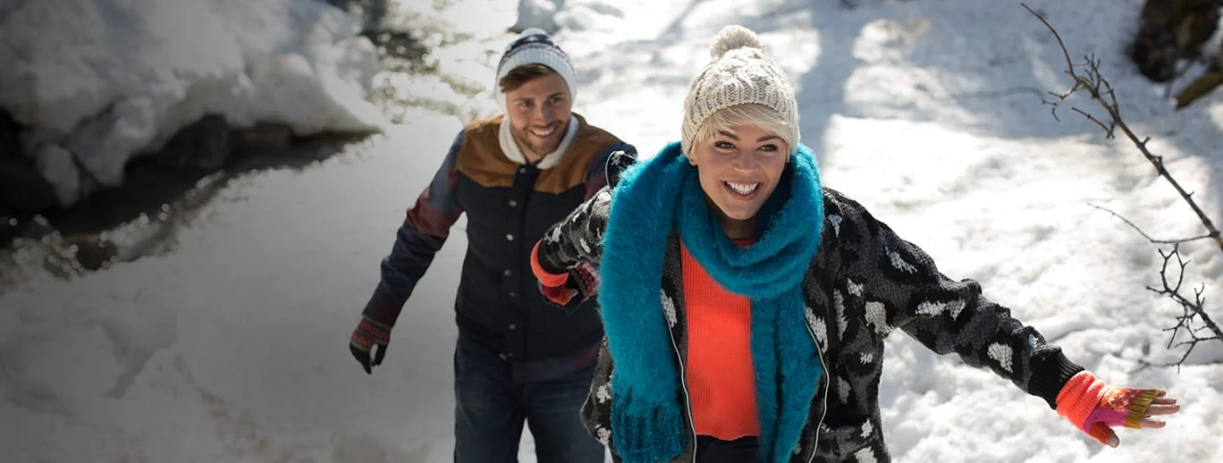 Un par de personas en la nieve