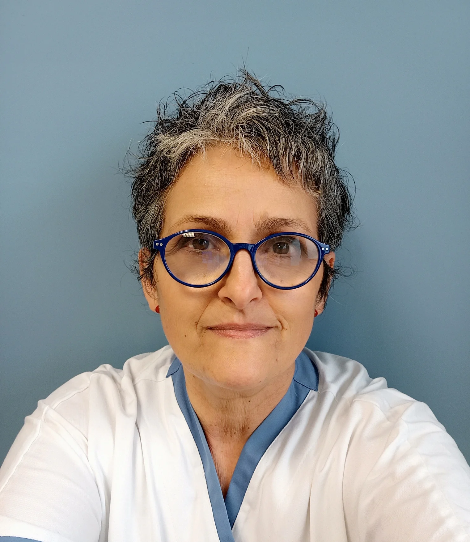 メガネをかけた男