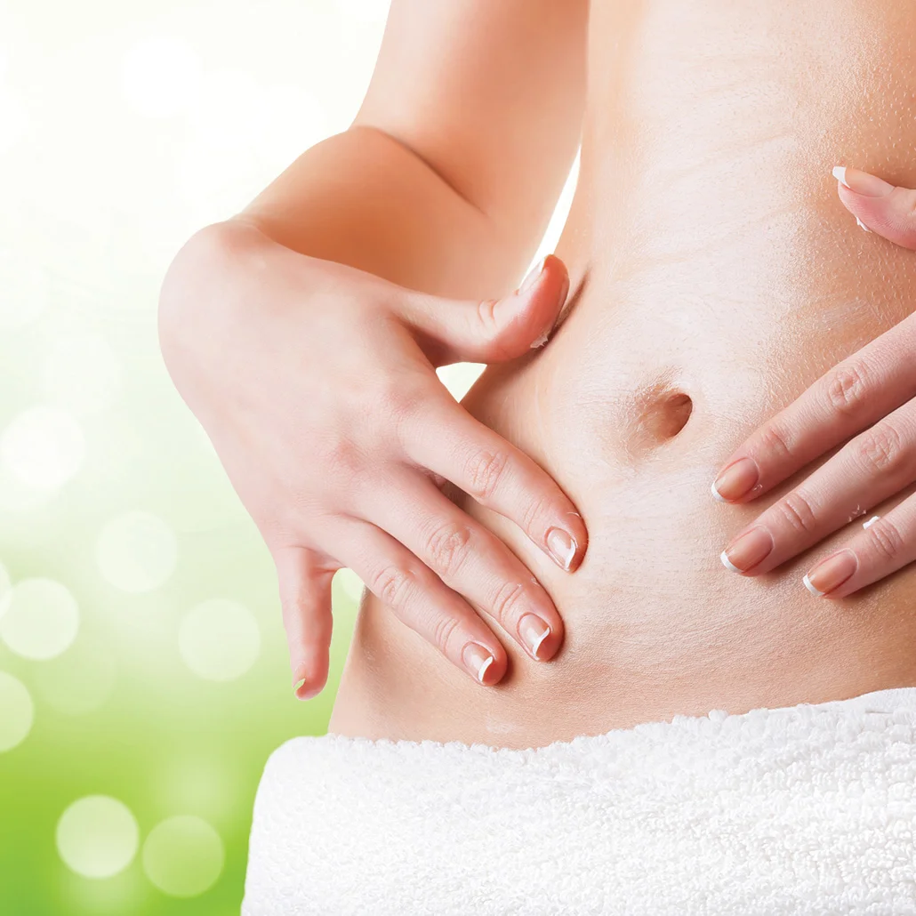 la mano di una donna che tiene il piede di un bambino