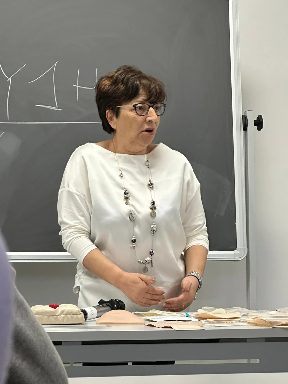 机に立っている人