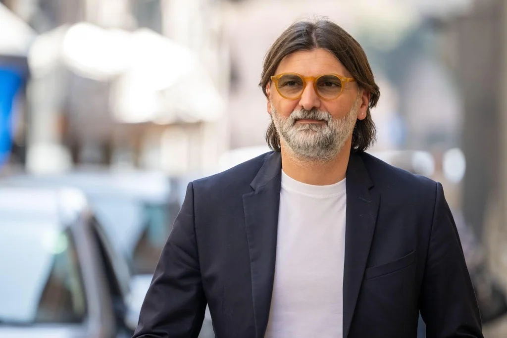 ひげを生やし、眼鏡をかけた男