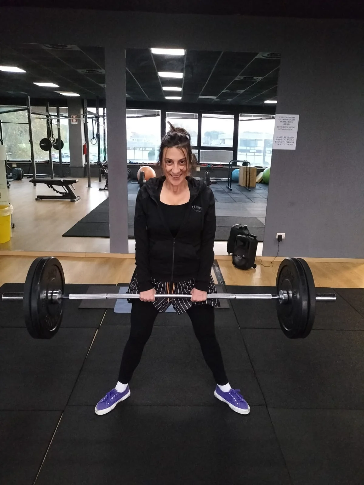 バーに立っている女性