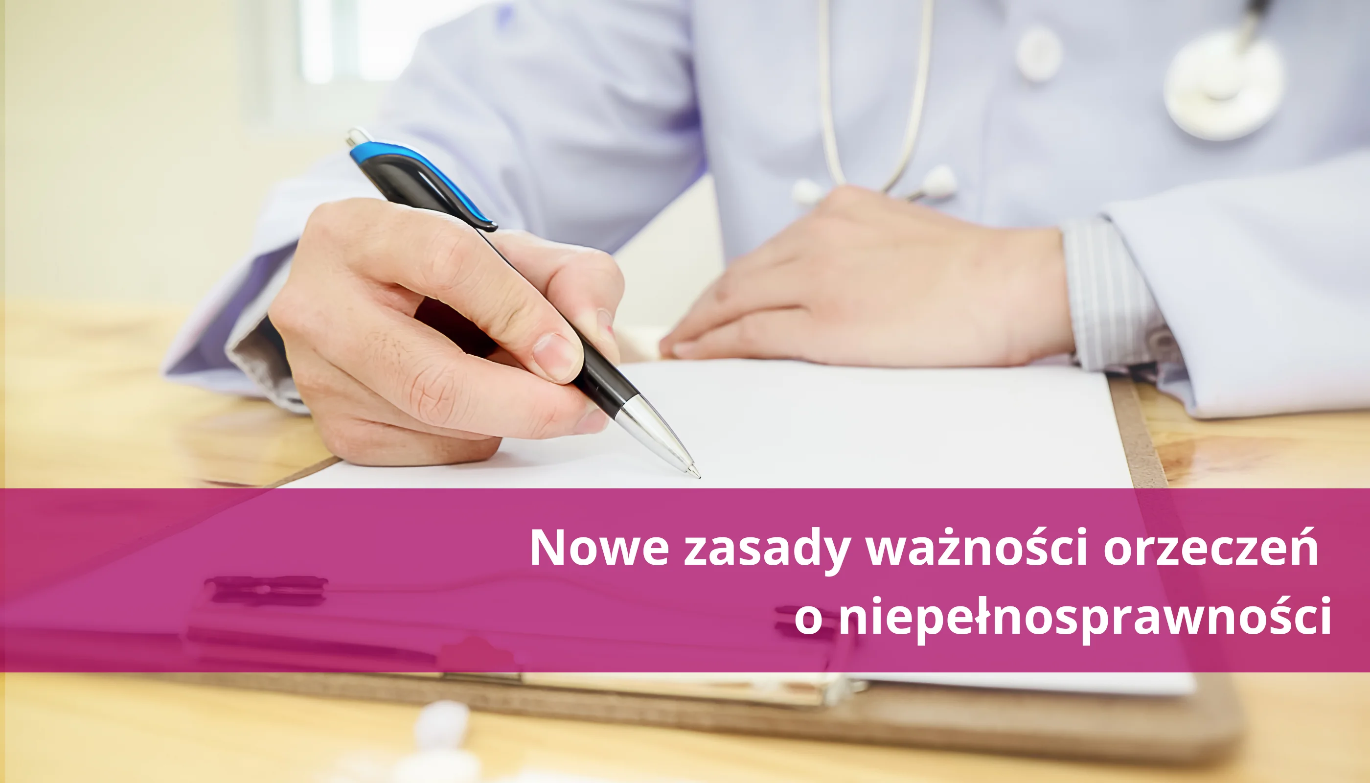 osoba pisząca na książce