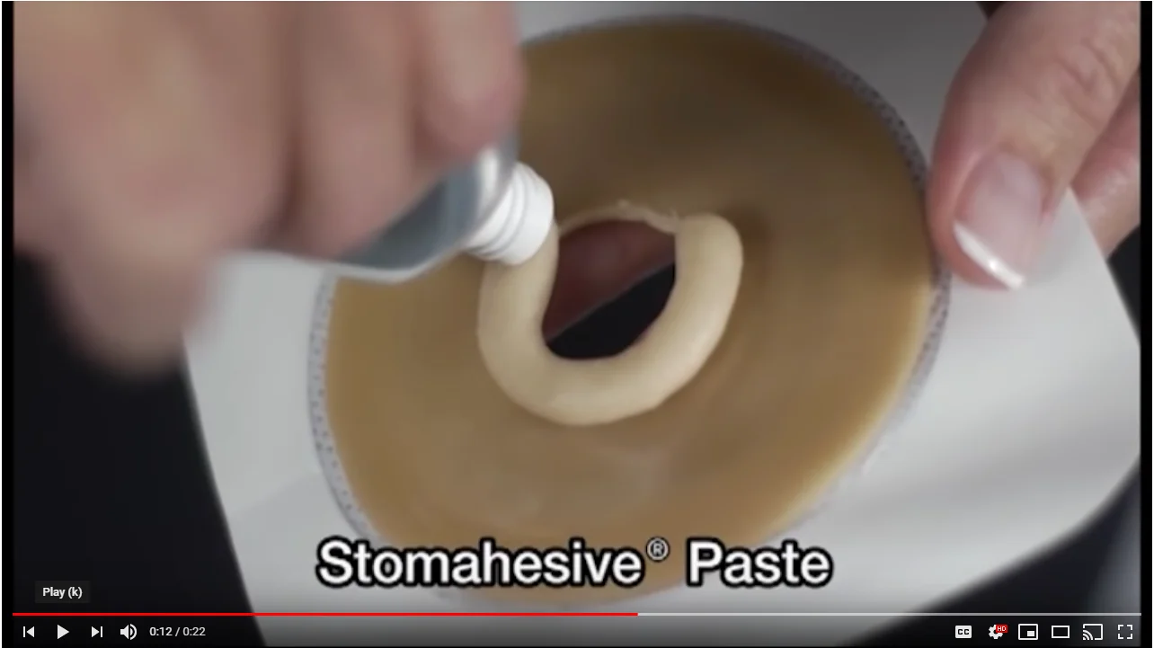 uma pessoa segurando um tubo branco