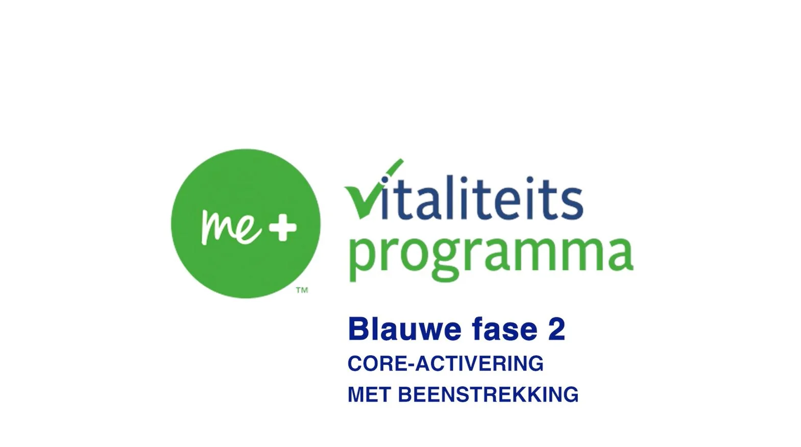 Een vrouw die een oefening op de vloer doet