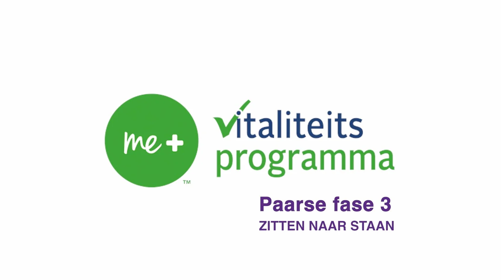 Een vrouw die een oefening op een stoel doet